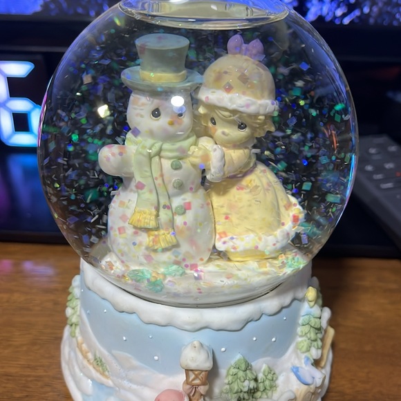 Precious moments, snow globe, ‘we wish you a merry Christmas’. - Picture 3 of 8